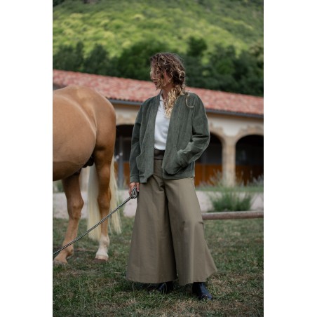 La veste AMBLE se porte droite ou ceinturée pour s’adapter à toutes les envies et occasions