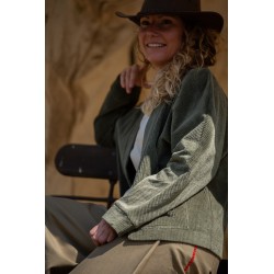 Sa coupe ample s’inspire de la sur-veste d’écurie pour un confort optimal et un style décontracté