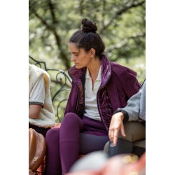 Le gilet ZAIN s’intègre harmonieusement à votre tenue d’équitation pour un look soigné.