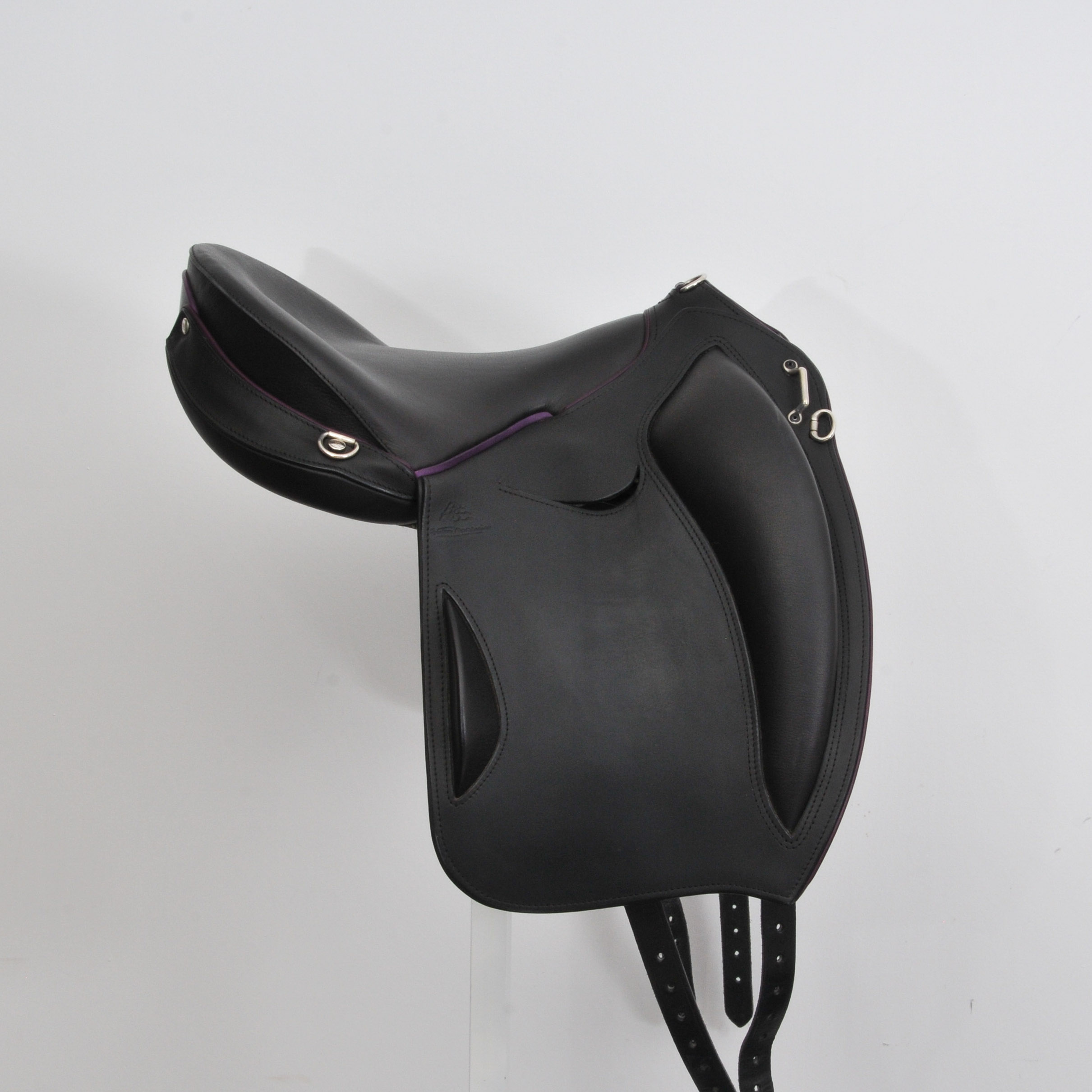 Black and purpple Compiègne saddle
