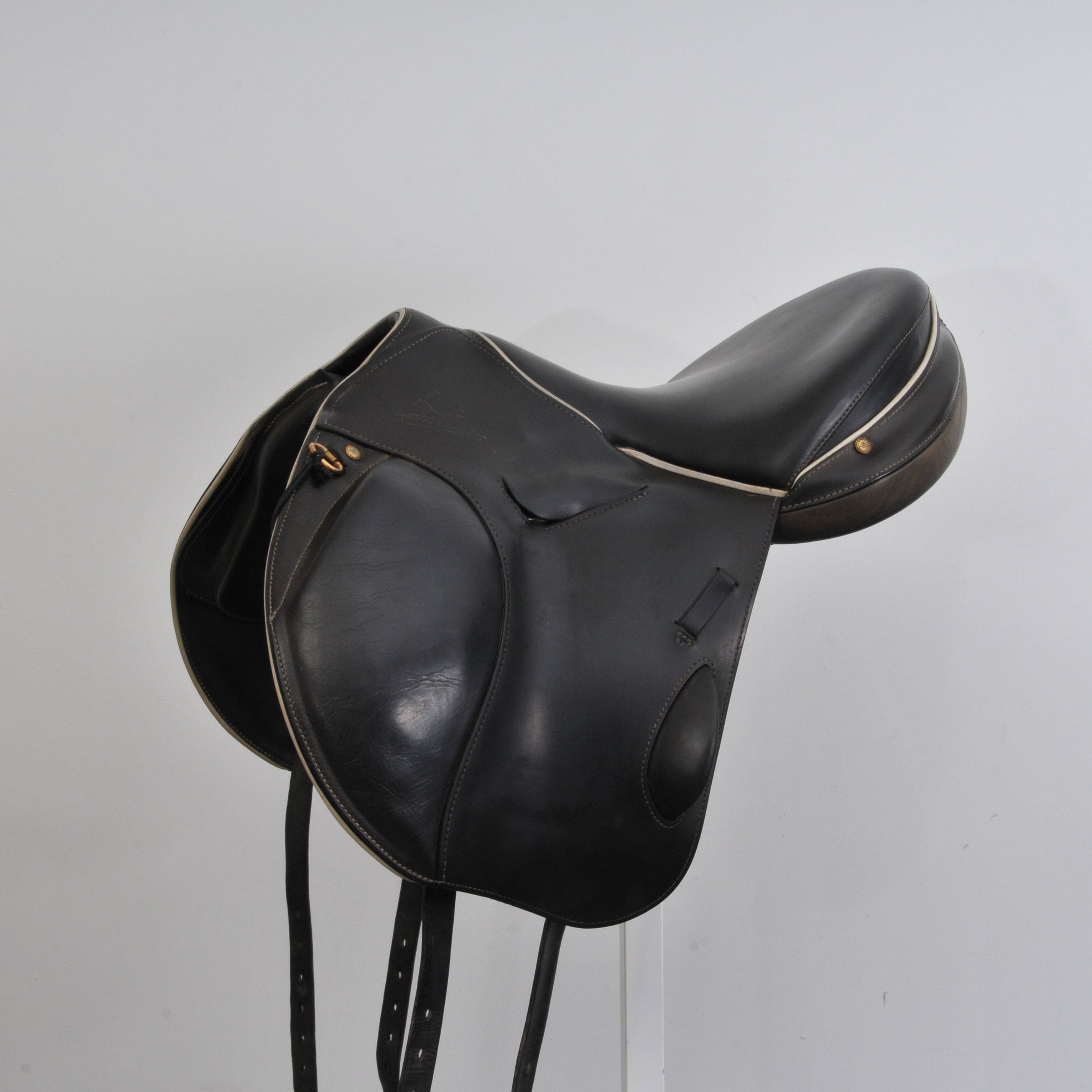 D13 saddle
