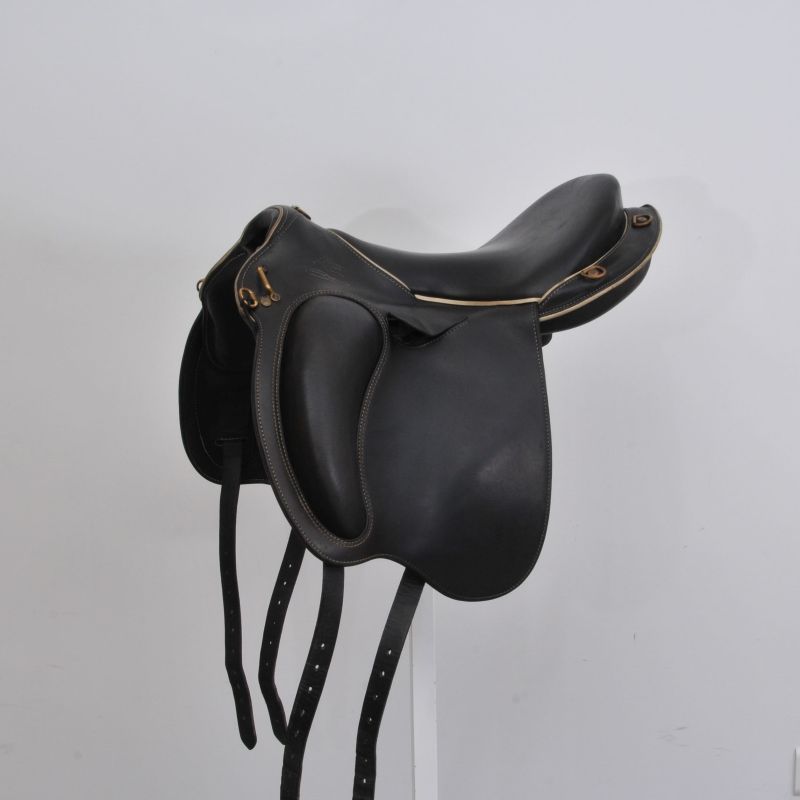 Second hand black and withe Séverac saddle