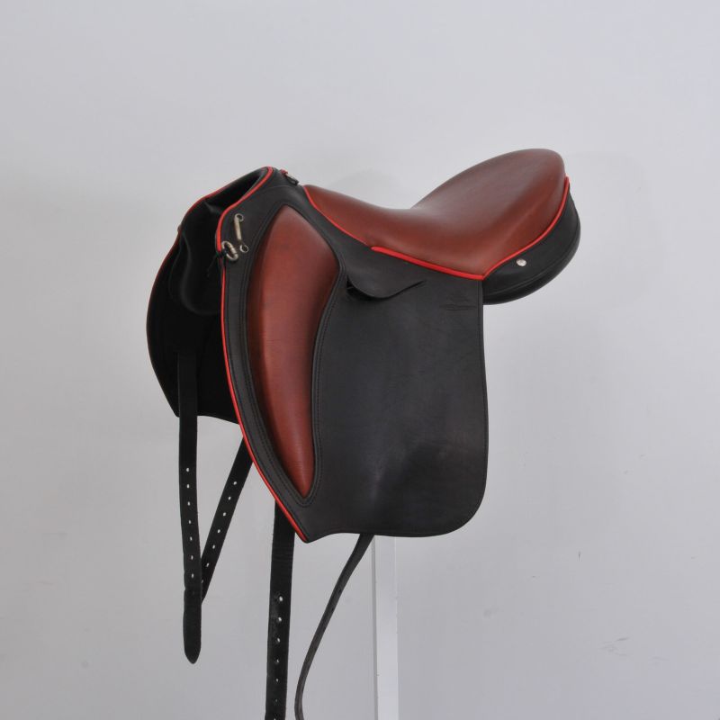 Second hand Black and Red Compiègne saddle